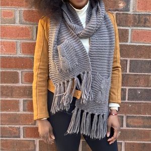Women’s oversized knit scarf with mini pockets